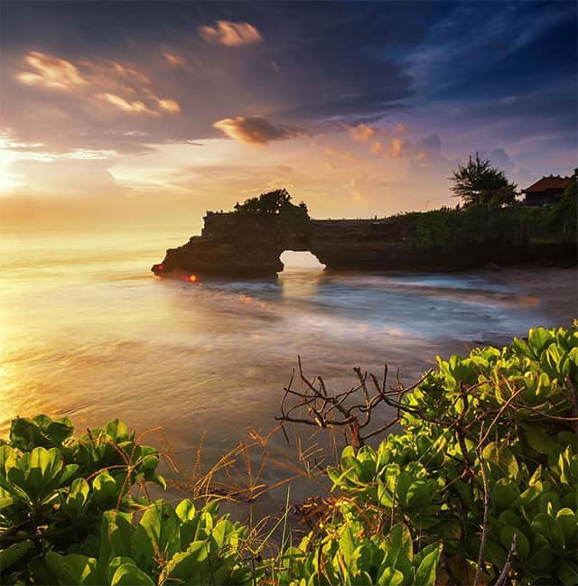 Tanah Lot: Pura Suci dengan Keindahan Sunset Terbaik di Bali