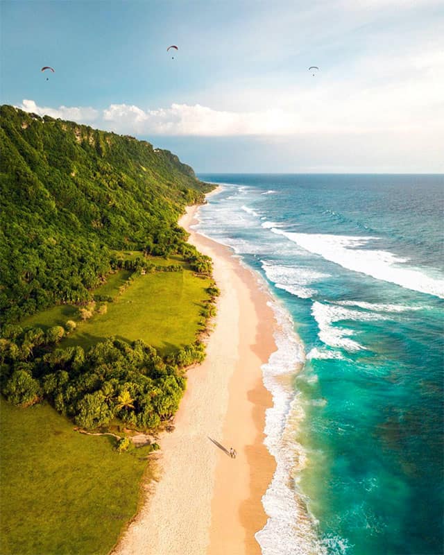 8 Pantai di Bali dengan Pemandangan Paling Memukau 